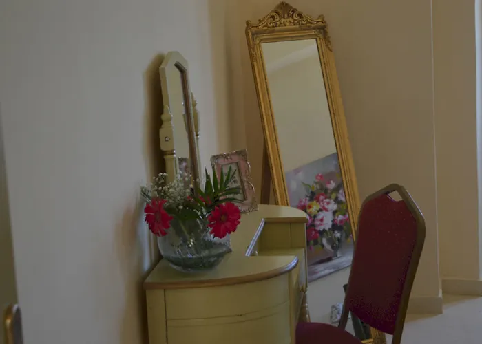 Boutique Florence בית הארחה ארמופוליס